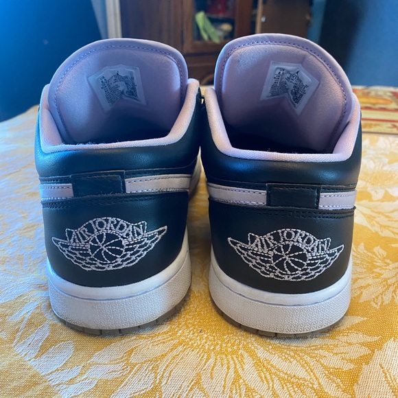 Nike Jordans - Picture 2 of 4